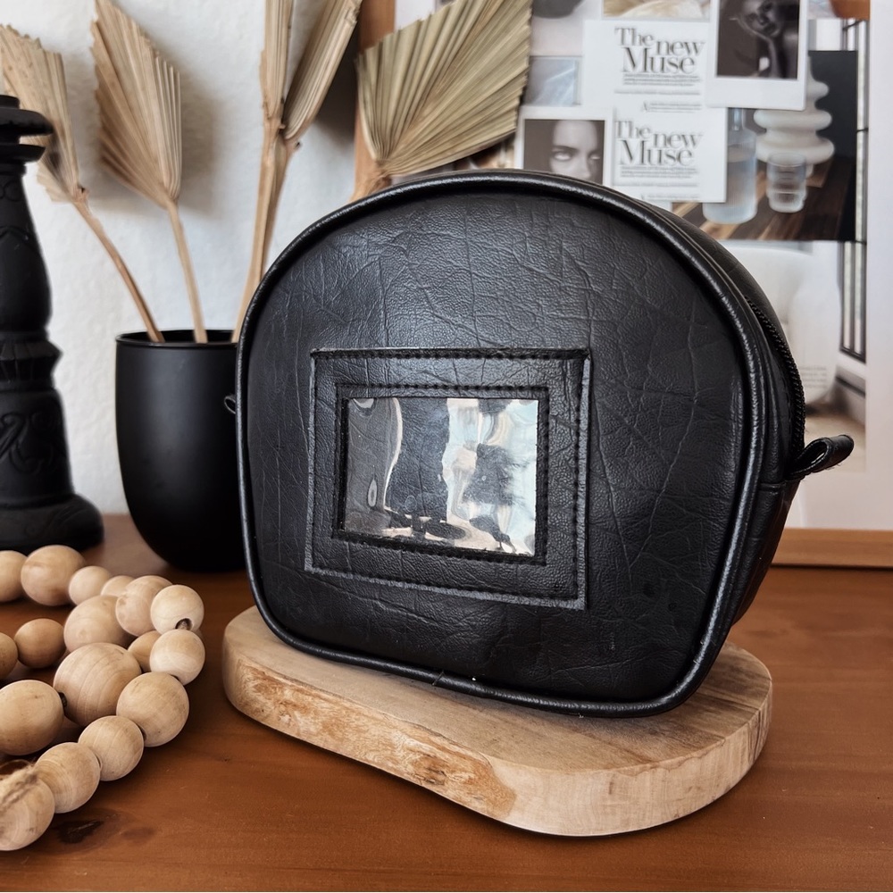 SOLD ❌ VINTAGE BLACK FAUX LEATHER MAKEUP BAG - Picture 4 of 9